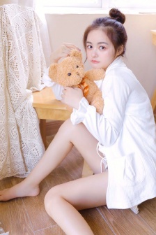 女子睡凉席被扎屁股找2小时才拔出